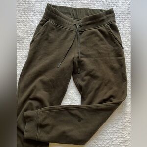 Lululemon jogger sweatpant in olive Green size 6